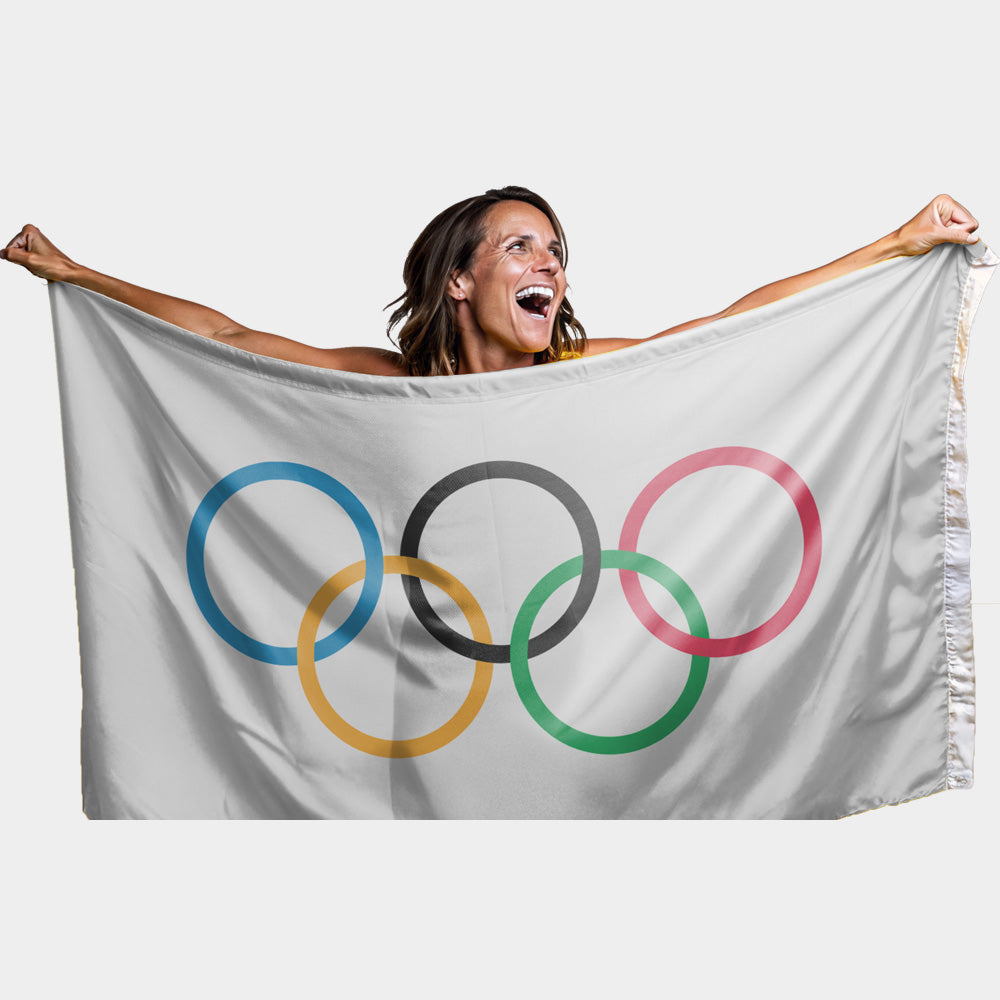 Drapeau olympique officiel avec cinq anneaux sur fond blanc – polyester format 2:3, usage extérieur, coutures renforcées"
