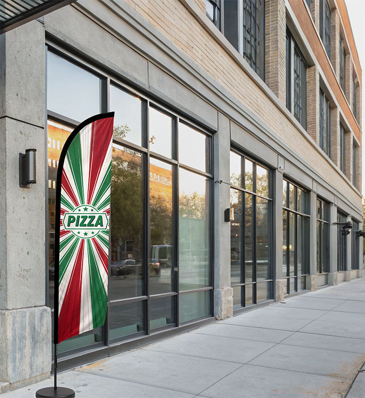 Feather flag “Pizza” tricolore aux couleurs de l’Italie avec étoiles, installé devant un point de vente