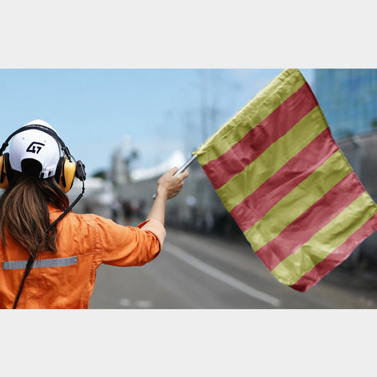 Drapeau jaune et rouge bandes alternées – utilisé pour signaler une perte d’adhérence sur piste