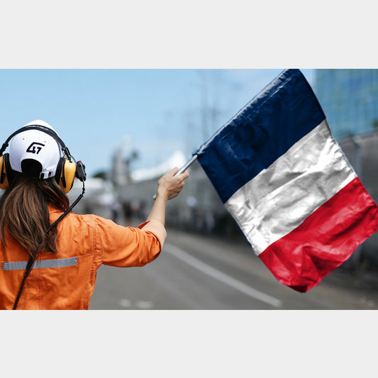 Drapeau tricolore français utilisé en sport auto – départ officiel, ouverture de piste ou protocole commissaire