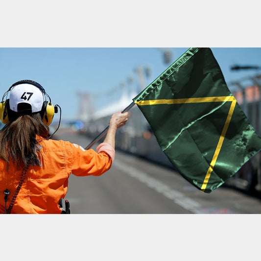 Drapeau vert à chevron jaune – utilisé en karting pour signaler un faux départ ou un tour de formation supplémentaire