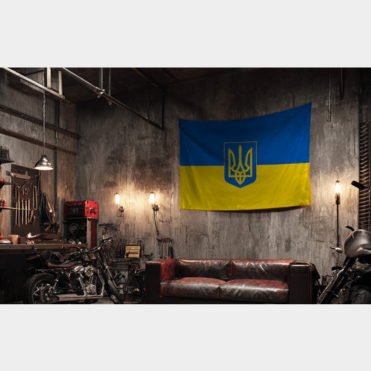 Drapeau de l’Ukraine avec emblème Tryzub – trident doré sur fond bleu et jaune, format 2:3, tissu polyester haute qualité