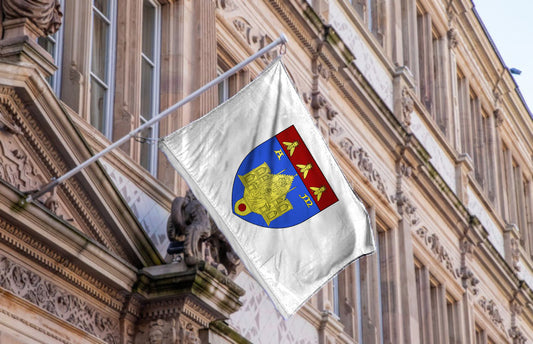 Drapeau de la ville de Montpellier – blason Vierge à l’enfant, abeilles dorées, fond blanc, polyester résistant format 2:3