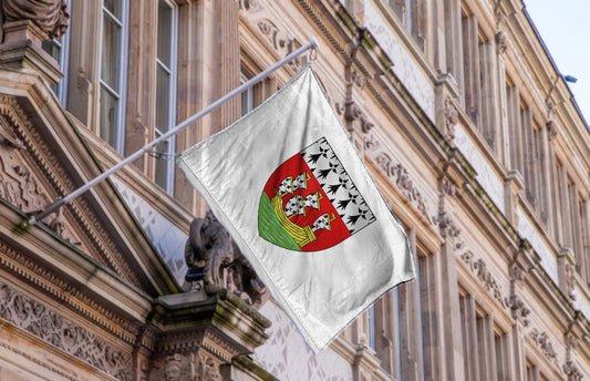 Drapeau de la ville de Nantes – blason navire doré sur fond rouge et hermines bretonnes, format 2:3, polyester résistant