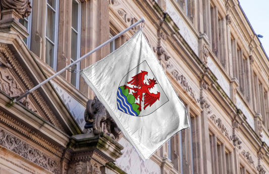 Drapeau officiel de la ville de Nice – aigle rouge sur collines vertes et vagues bleues, blason impérial, polyester 2:3