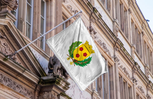 Drapeau de Grenoble – blason doré à trois roses rouges, décoré de la Croix de la Libération et Croix de Guerre, format 2:3