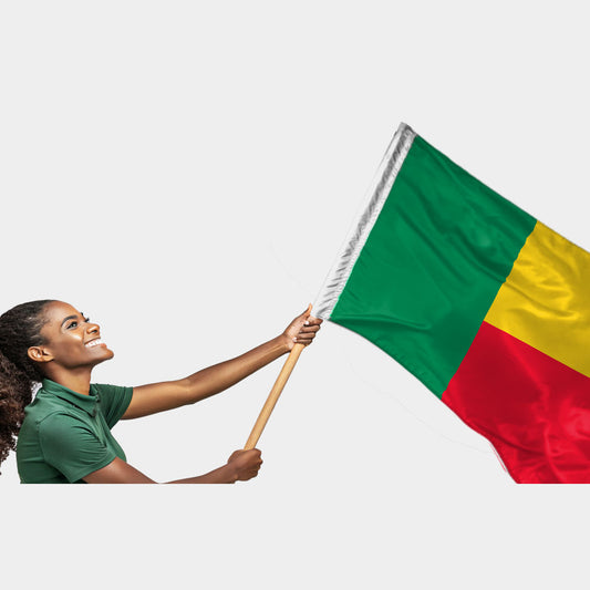 Femme agitant le drapeau du Bénin