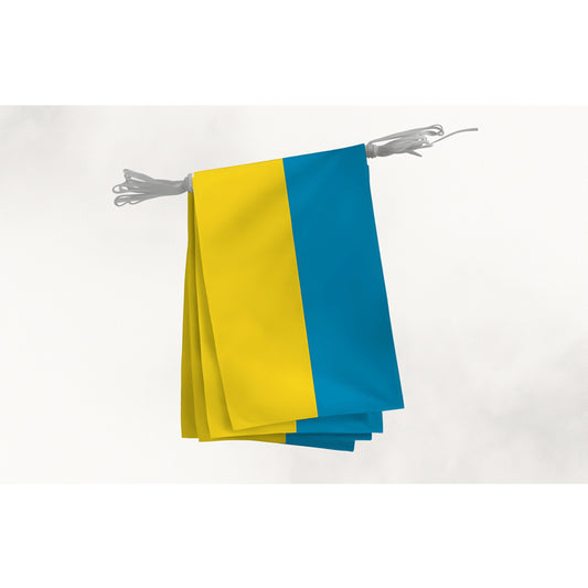 Guirlande de petits drapeaux de l’Ukraine en tissu polyester bleu et jaune, suspendue sur un cordon blanc, pour décoration événementielle.
