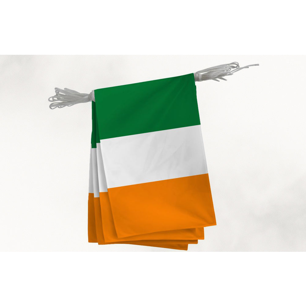 Guirlande de petits drapeaux de l’Irlande en tissu vert, blanc et orange, suspendue sur cordon blanc, pour décoration événementielle.
