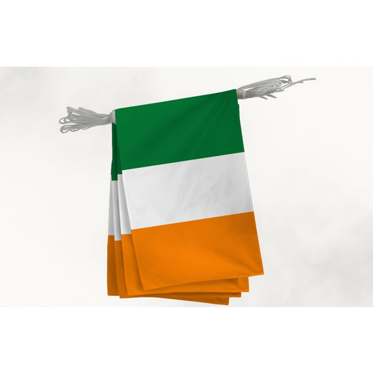 Guirlande de petits drapeaux de l’Irlande en tissu vert, blanc et orange, suspendue sur cordon blanc, pour décoration événementielle.
