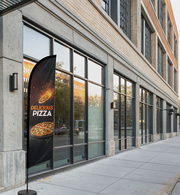 Oriflamme publicitaire “Delicious Pizza” installée devant une pizzeria moderne