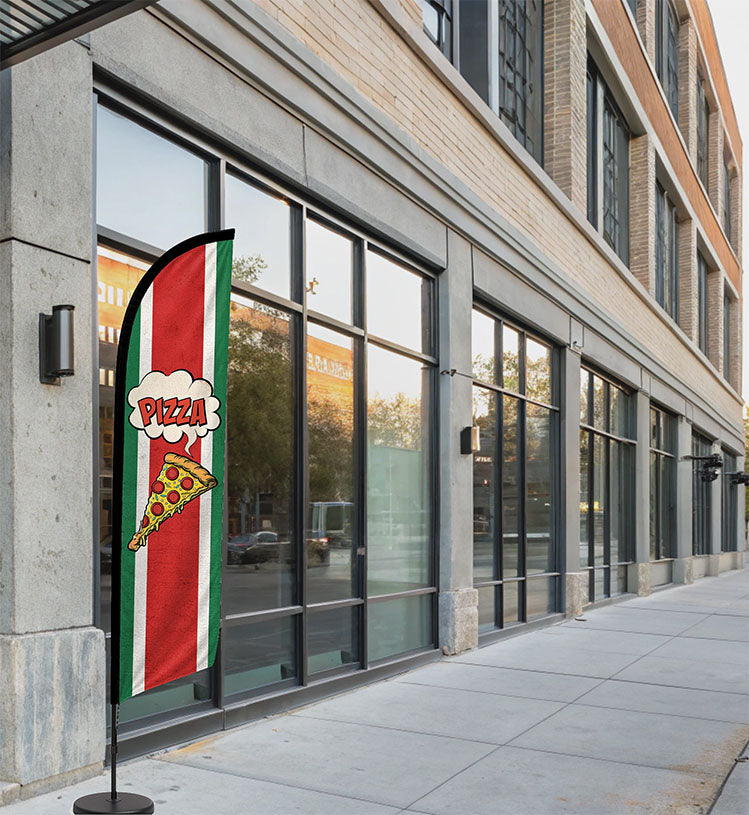 Feather flag “Pizza” tricolore aux couleurs de l’Italie avec étoiles, installé devant un point de vente