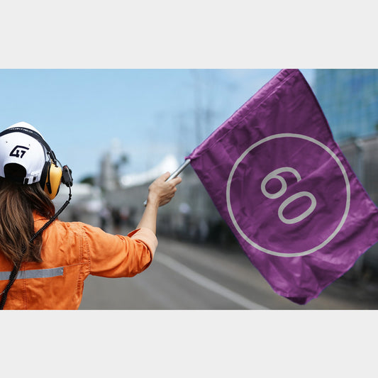 Commissaire de course brandissant un drapeau violet avec le chiffre 60 pour neutralisation
